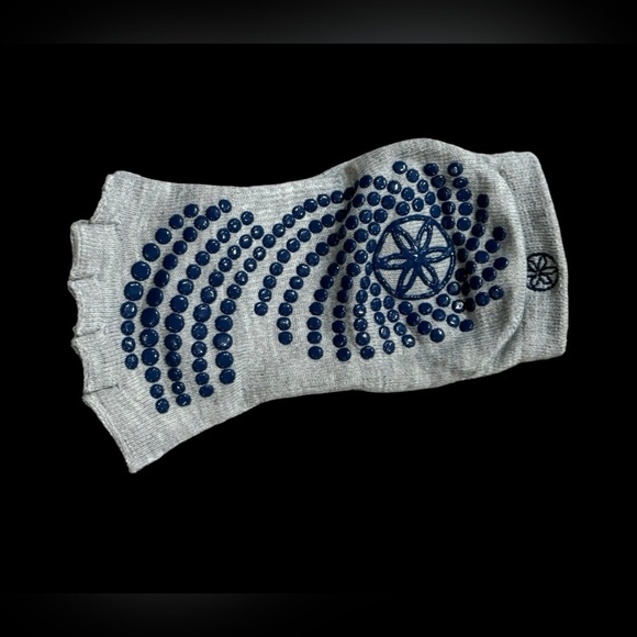 NWOT Gaiam toeless yoga socks with grip on bottom gray - Picture 2 of 3